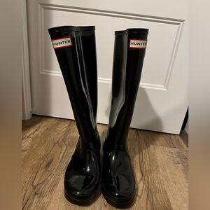 Hunter women’s gloss tall boots. Size 6 in black